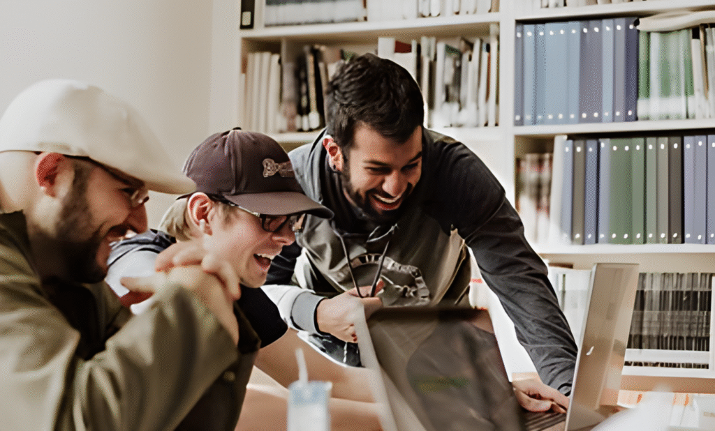 Mann hilft Jugendlichen beim Lernen