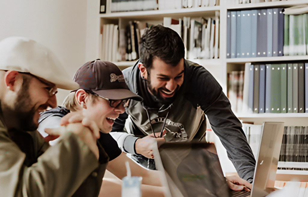 Mann hilft Jugendlichen beim Lernen