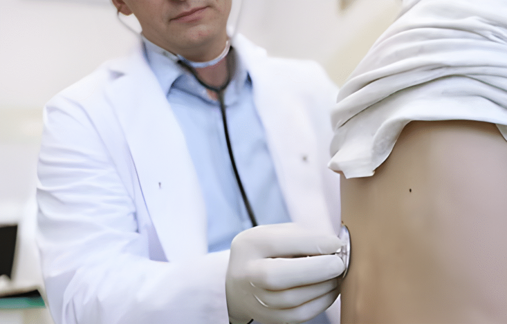 Arzt hört Person ab